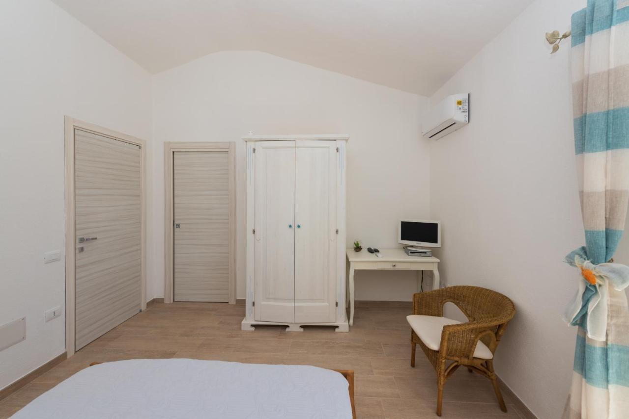 B&B Bithia Chia Esterno foto