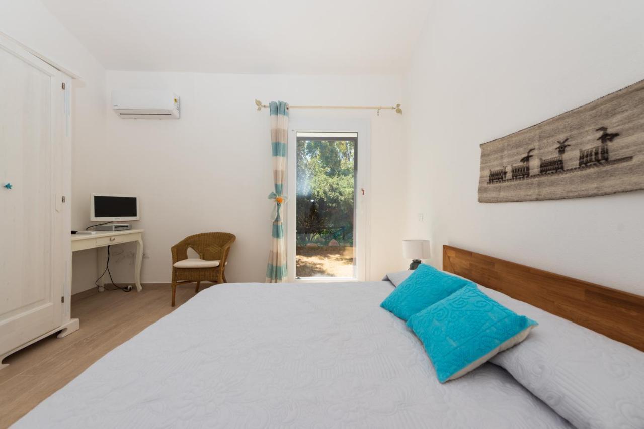B&B Bithia Chia Esterno foto